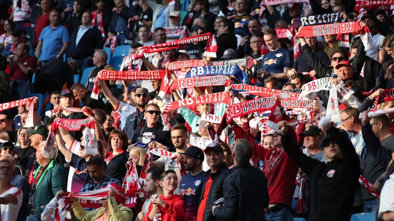 Fans von RB Leipzig: Die Anhämger wurden in Berlin angeblich Opfer eines Buttersäure-Anschlags.
