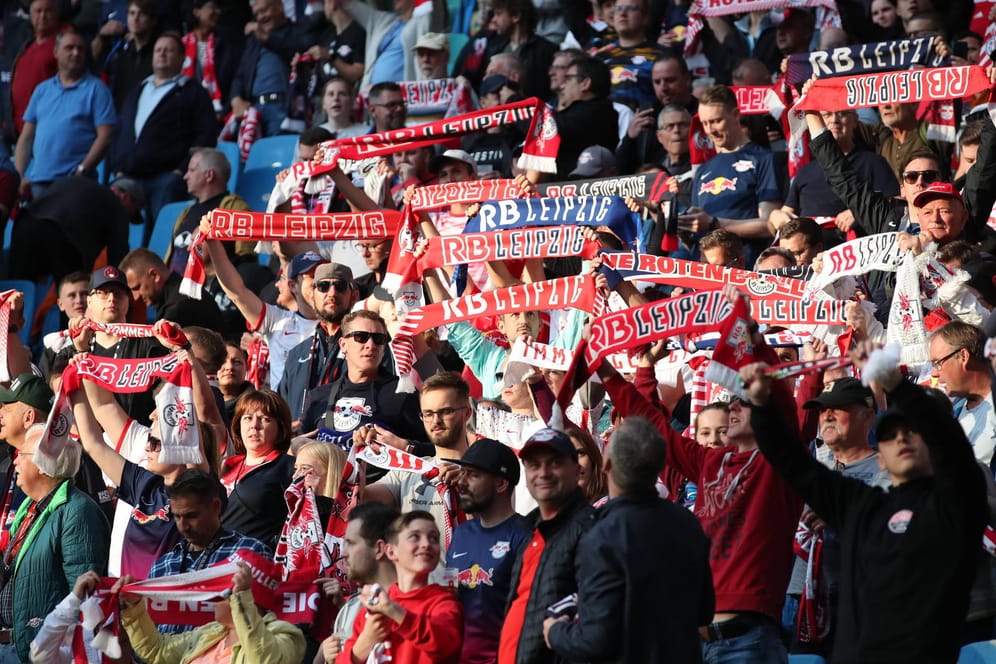 Fans von RB Leipzig: Die Anhämger wurden in Berlin angeblich Opfer eines Buttersäure-Anschlags.