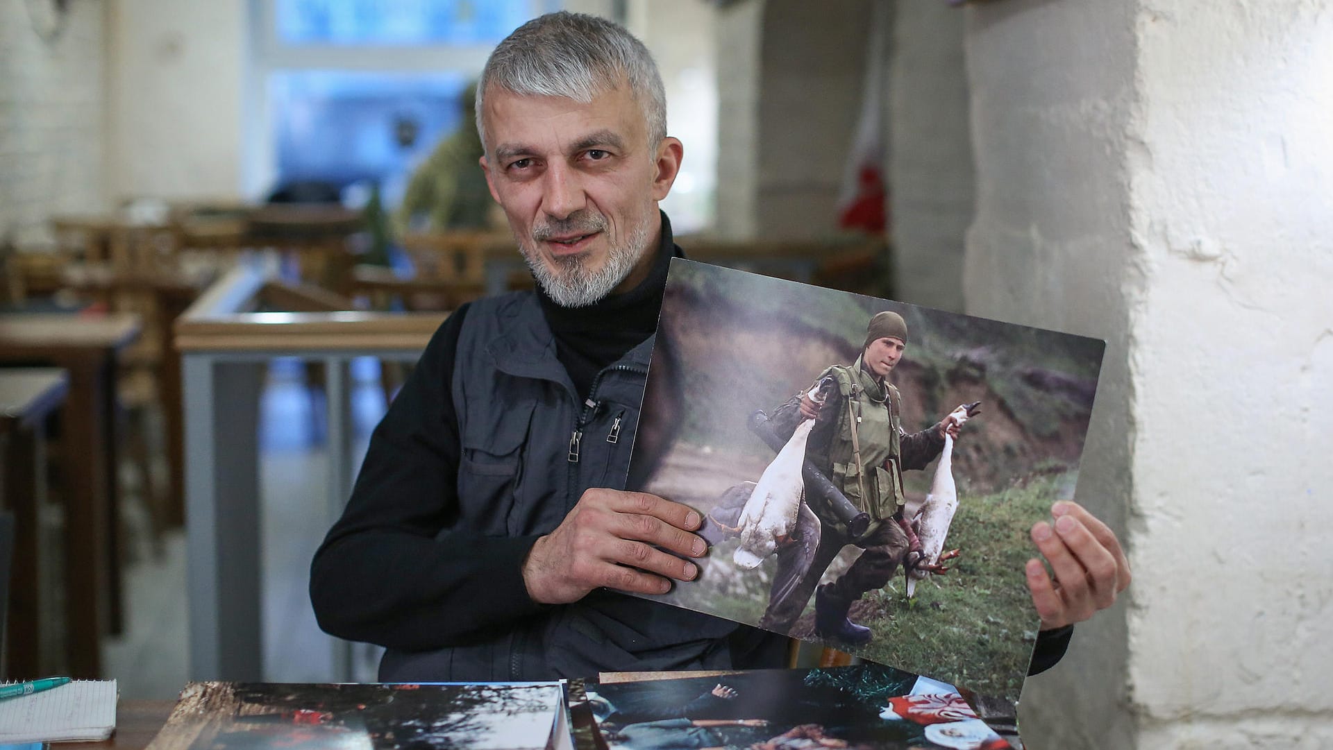 Das Foto soll einen russischen Soldaten zeigen, der in Tschetschenien Gänse stiehlt.