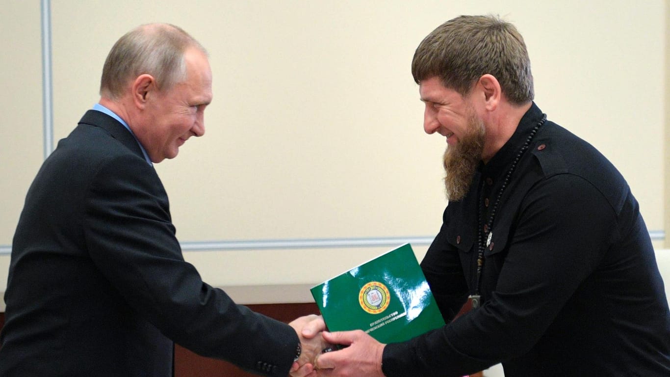 Ziemlich beste Freunde: Putin und sein tschetschenischer Statthalter Kadyrow beim Händeschütteln.