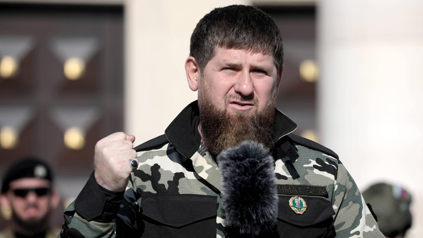Tschetschenenführer Kadyrow stimmt seine Anhänger auf ihren Einsatz in der Ukraine ein.