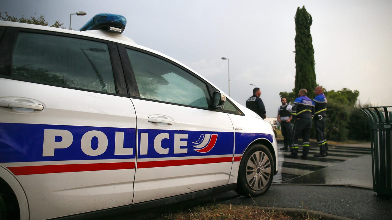 Französische Polizei (Symbolbild): Das Unglück soll sich auf einer Lichtung in der Nähe der Stadt Adrets ereignet haben.