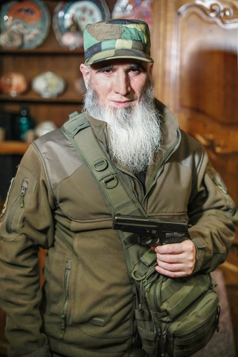 Tschetschenen-Kommandeur Tscheberlojewskij hat die geladene Pistole immer griffbereit in seiner Tasche.