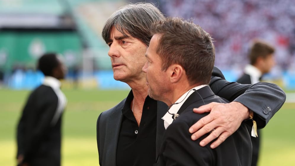 Weltmeister unter sich: Ex-Bundestrainer Joachim Löw im Plausch mit Lothar Matthäus (r).