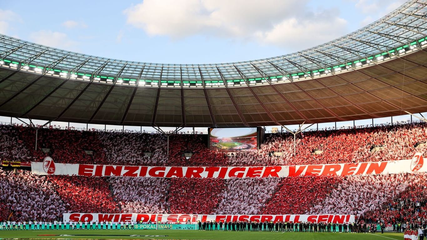 Die Botschaft der Freiburg-Fans vor Spielbeginn: "Einzigartiger Verein, so wie Du soll Fußball sein!".