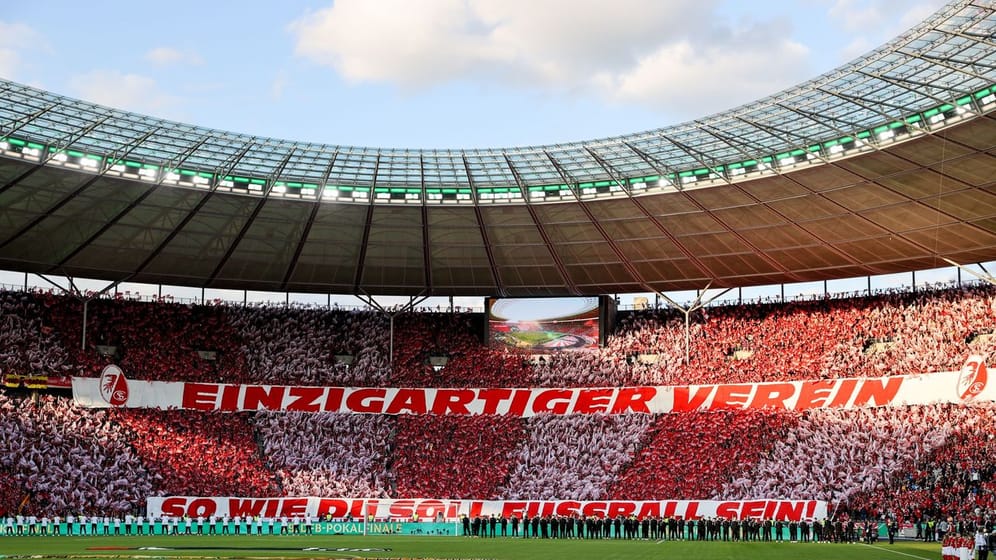 Die Botschaft der Freiburg-Fans vor Spielbeginn: "Einzigartiger Verein, so wie Du soll Fußball sein!".