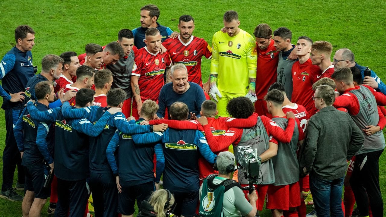 Im Mittelpunkt: Freiburg-Coach Christian Streich schwört sein Team auf die Verlängerung ein.