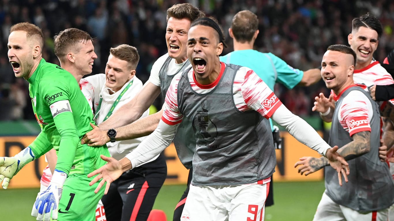 Leipzigs Spieler feiern den Pokalsieg: Gegen den SC Freiburg gab es auf dramatische Art und Weise den Erfolg.