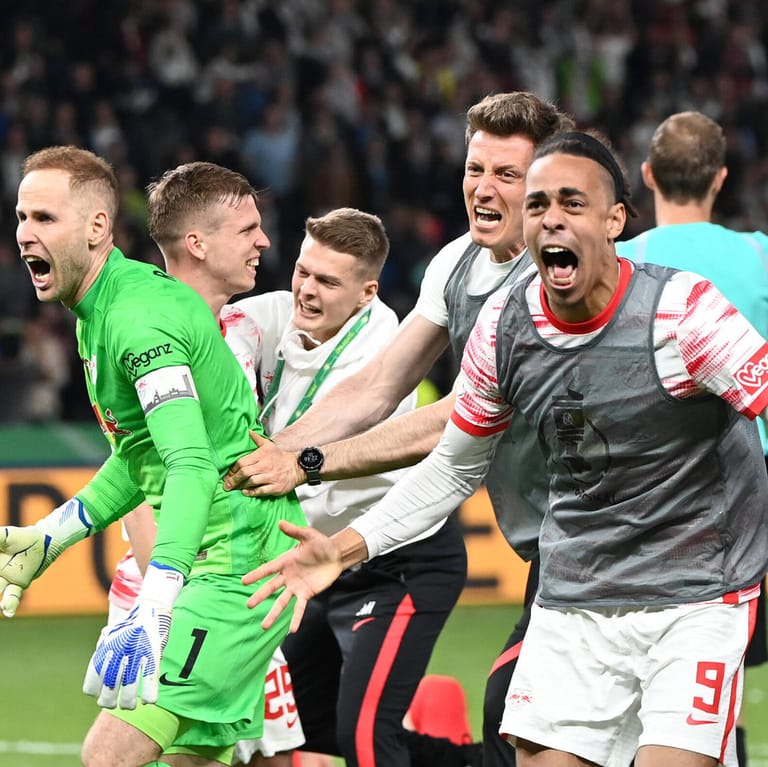 Leipzigs Spieler feiern den Pokalsieg: Gegen den SC Freiburg gab es auf dramatische Art und Weise den Erfolg.