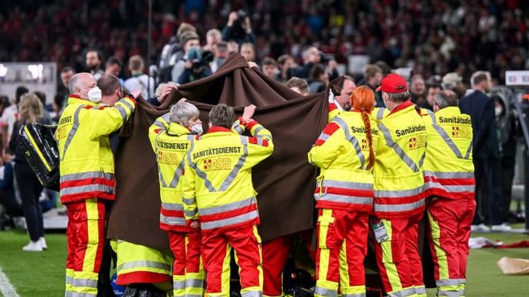 Vor der Siegerehrung beim DFB-Pokal-Finale in Berlin kam es zu einem medizinischen Notfall.