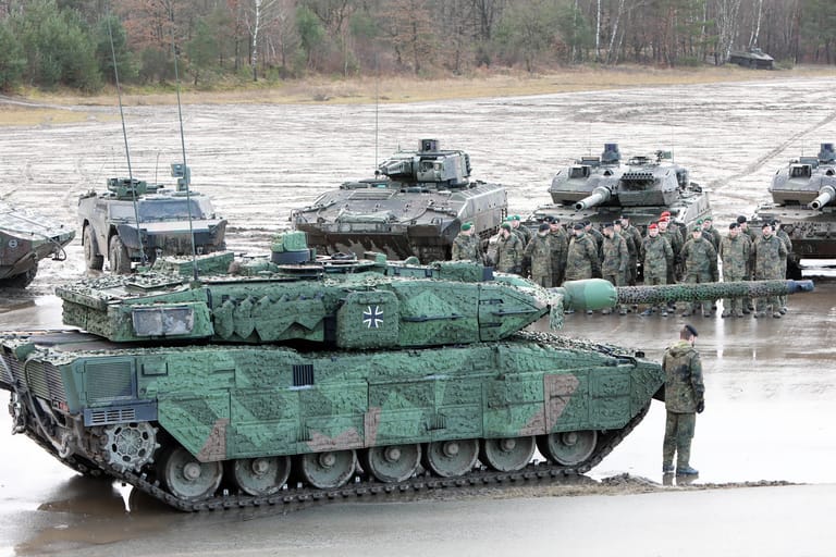 Der Kampfpanzer Leopard bei einer Übergabe an eine Bundeswehrbrigade (Archivbild): Polen hat neue Modelle für einen Ringtausch gefordert.