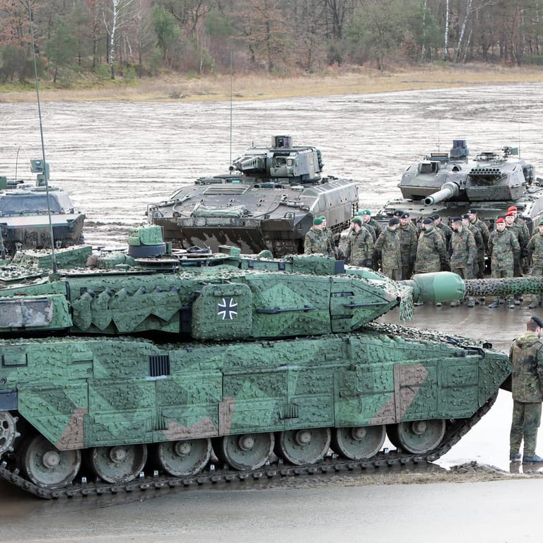 Der Kampfpanzer Leopard bei einer Übergabe an eine Bundeswehrbrigade (Archivbild): Polen hat neue Modelle für einen Ringtausch gefordert.
