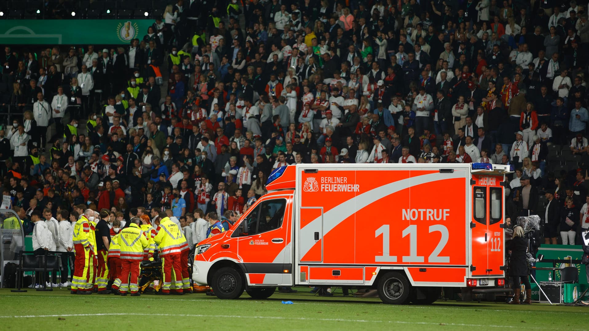 Der Krankenwagen kam über das Marathontor im Olympiastadion in den Innenraum.