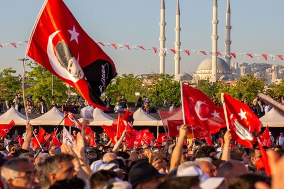 Tausdene Demonstranten füllen das Maltepe-Kundgebungsgelände in Istanbul.