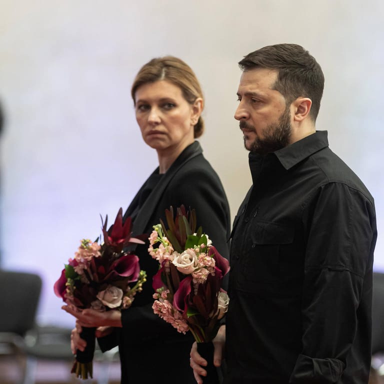 Wolodymyr Selenskyj und seine Frau Olena bei einer Kranzniederlgung (Archivbild): Sie haben sich seit Kriegsbeginn nur selten treffen können.