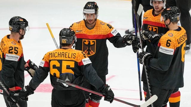 Deutschlands Eishockey-Cracks haben den Viertelfinaleizug bereits sicher. Deutschlands Eishockey-Cracks haben den Viertelfinaleizug bereits sicher.