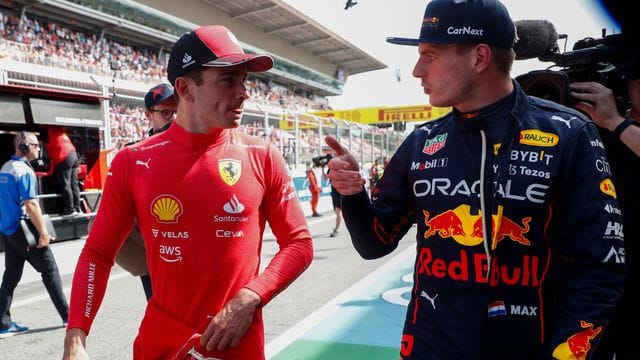 Der Punktekampf zwischen Charles Leclerc (l) und Red-Bull-Champion Max Verstappen geht auch in Barcelona weiter. Der Punktekampf zwischen Charles Leclerc (l) und Red-Bull-Champion Max Verstappen geht auch in Barcelona weiter.
