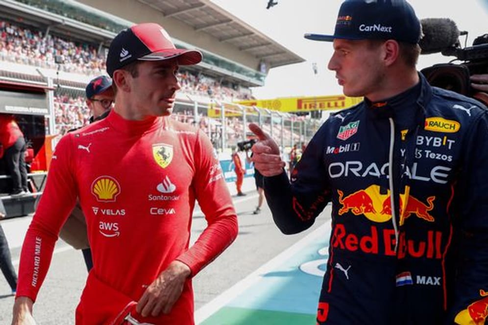 Der Punktekampf zwischen Charles Leclerc (l) und Red-Bull-Champion Max Verstappen geht auch in Barcelona weiter.