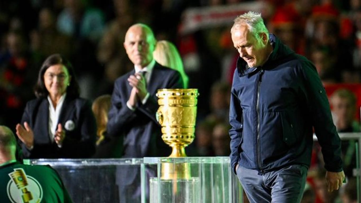 Musste dich in Berlin mit einer Medaille statt mit dem Pott begnügen: Freiburg-Trainer Christian Streich.