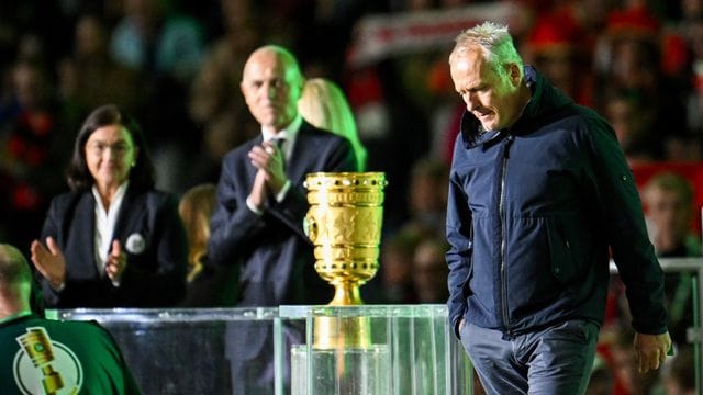 Musste dich in Berlin mit einer Medaille statt mit dem Pott begnügen: Freiburg-Trainer Christian Streich. Musste dich in Berlin mit einer Medaille statt mit dem Pott begnügen: Freiburg-Trainer Christian Streich.