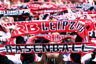 Fans halten RB-Leipzig-Schals hoch (Archivbild): Bei dem Fan-Fest ist niemand verletzt worden.