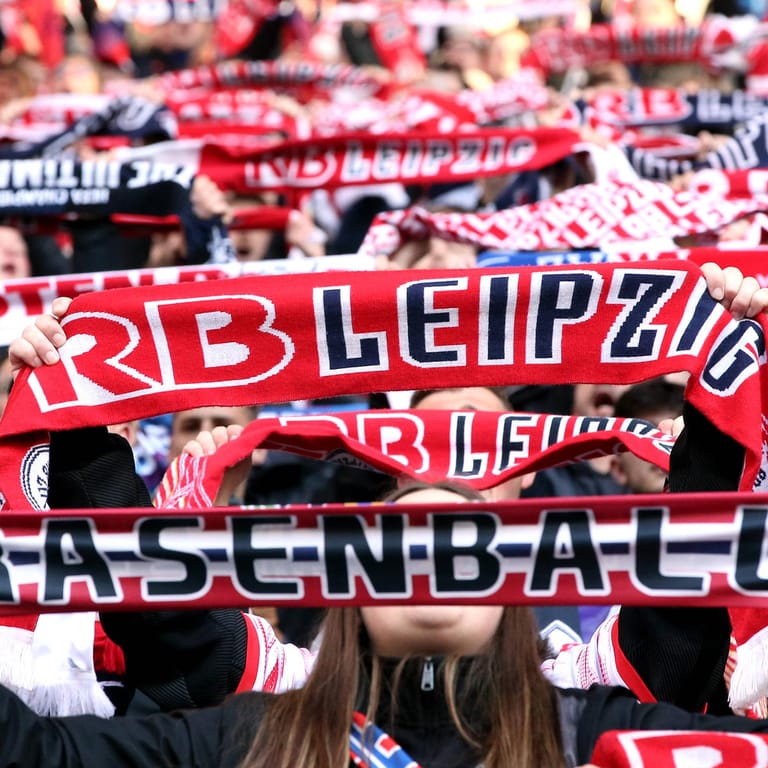 Fans halten RB-Leipzig-Schals hoch (Archivbild): Bei dem Fan-Fest ist niemand verletzt worden.
