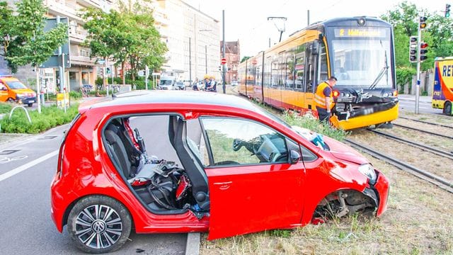 Straßenbahn kracht in wendendes Auto - zwei Schwerverletzte