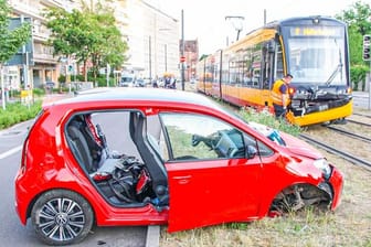 Straßenbahn kracht in wendendes Auto - zwei Schwerverletzte