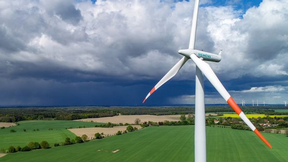 Eine Windenergieanlage des Herstellers Siemens steht auf einem Feld (Symbolbild): Die spanische Tochter Gamesa sorgte schon bei den letzten Bilanzen für Verstimmungen im Konzern.
