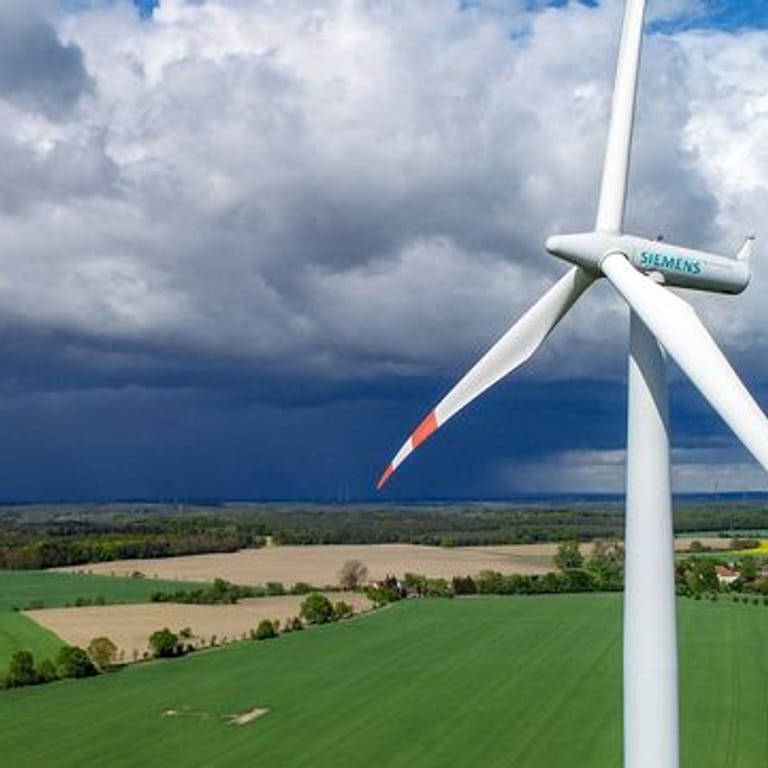Eine Windenergieanlage des Herstellers Siemens steht auf einem Feld (Symbolbild): Die spanische Tochter Gamesa sorgte schon bei den letzten Bilanzen für Verstimmungen im Konzern.