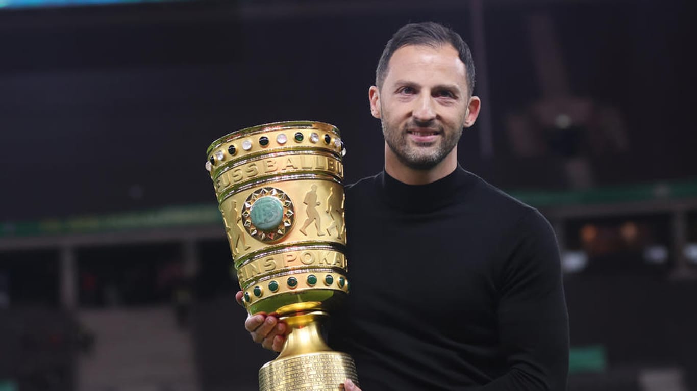 Einsamer Gewinner: Leipzigs Trainer Domenico Tedesco mit dem DFB-Pokal.