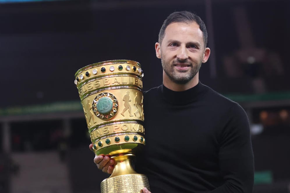 Einsamer Gewinner: Leipzigs Trainer Domenico Tedesco mit dem DFB-Pokal.