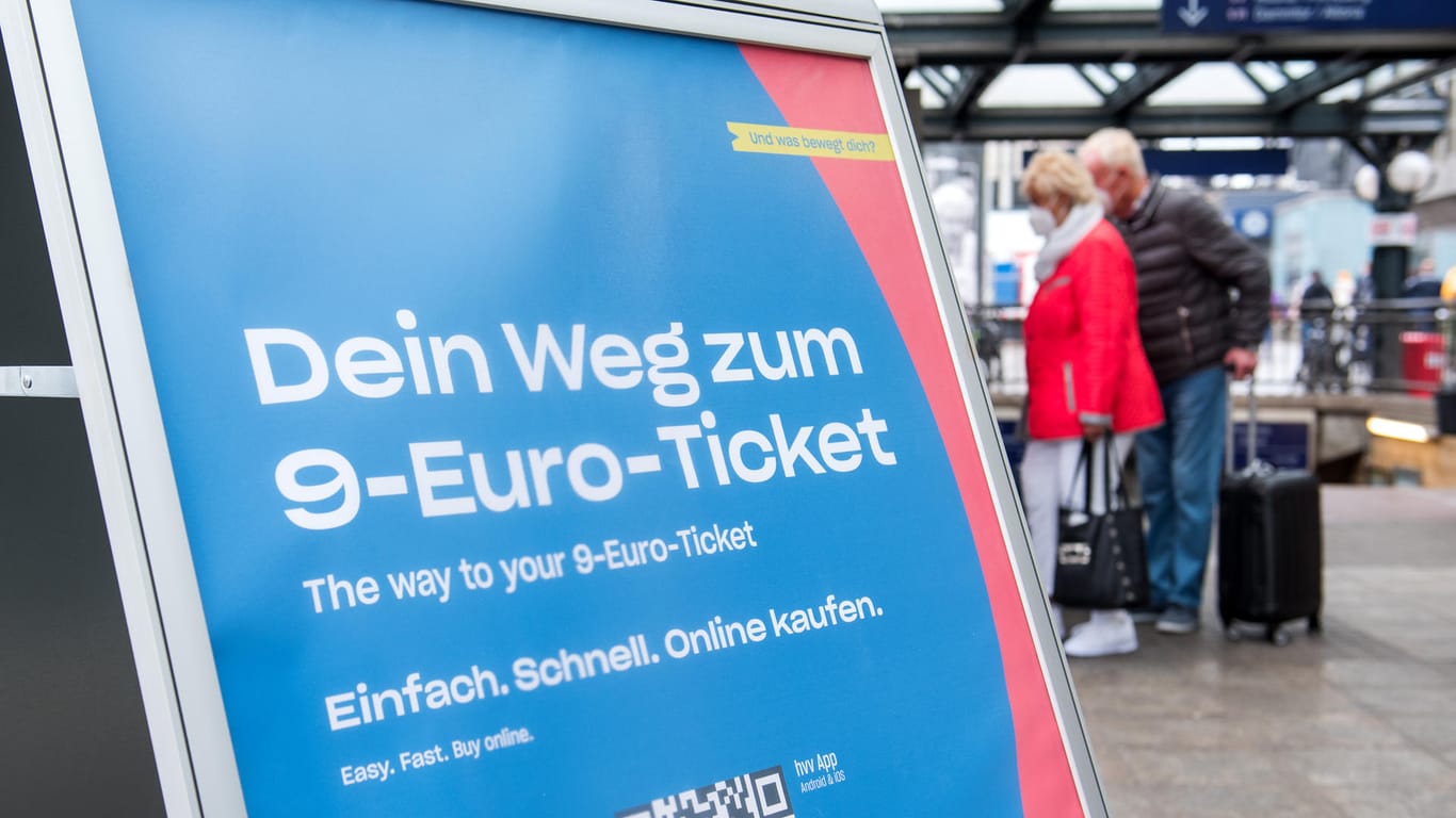 Ein Schild mit der Aufschrift "Dein Weg zum 9-Euro-Ticket" steht im Hamburger Hauptbahnhof.