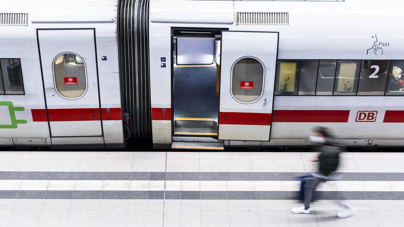 Eine Person vor einem stehenden ICE (Symbolbild): Das Mädchen fuhr vermutlich mit dem Zug nach Berlin.