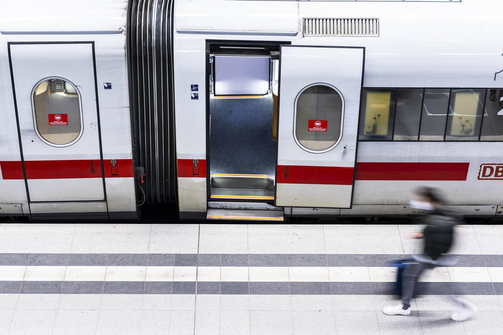 Eine Person vor einem stehenden ICE (Symbolbild): Das Mädchen fuhr vermutlich mit dem Zug nach Berlin.