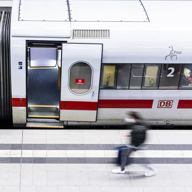 Eine Person vor einem stehenden ICE (Symbolbild): Das Mädchen fuhr vermutlich mit dem Zug nach Berlin.