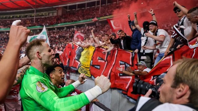 Leipzigs Torhüter Péter Gulásci jubelt nach dem gewonnen Spiel vor den Fans.