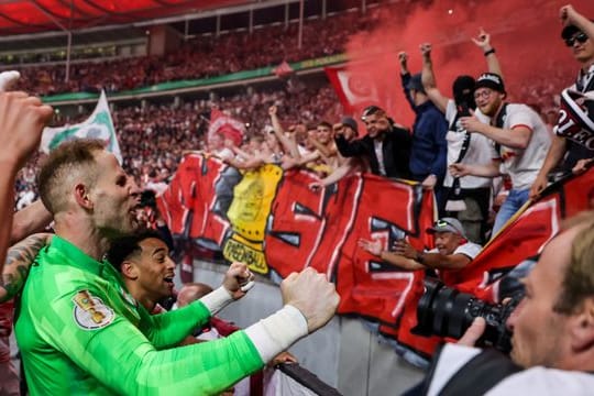 Leipzigs Torhüter Péter Gulásci jubelt nach dem gewonnen Spiel vor den Fans.