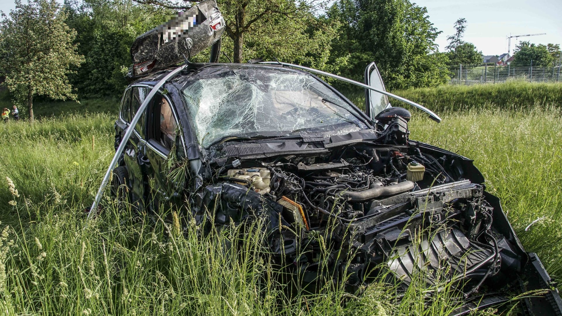 Der Unfallwagen steht auf einer Wiese: Der Fahrer wurde herausgeschleudert. Der Unfallwagen steht auf einer Wiese: Der Fahrer wurde herausgeschleudert.
