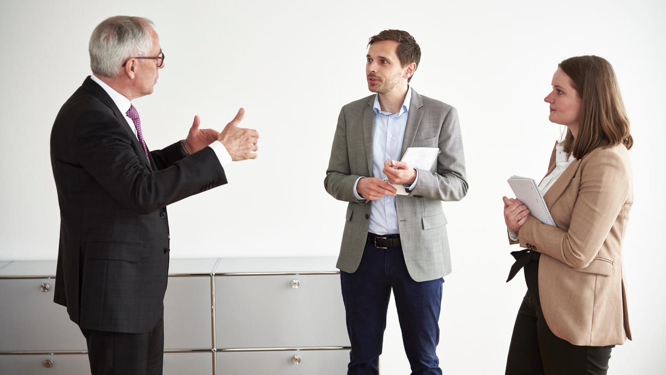 DIHK-Präsident Peter Adrian im Gespräch mit den t-online-Redakteuren Frederike Holewik und Florian Schmidt.