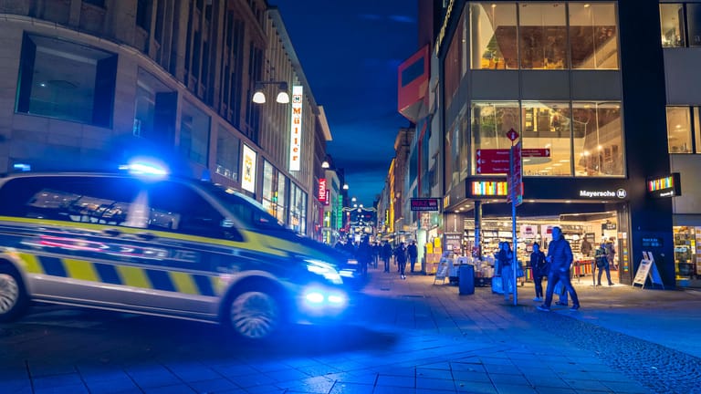 Streifenwagen in der Innenstadt (Symbolbild): Eine Polizeikontrolle in Dortmund ist offenbar aus dem Ruder gelaufen.