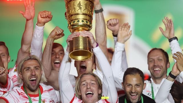 Feierstimmung: Leipzigs Spieler und Coach Domenico Tedesco (r) feiern den Sieg in Berlin. Feierstimmung: Leipzigs Spieler und Coach Domenico Tedesco (r) feiern den Sieg in Berlin.