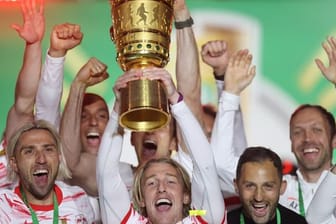Feierstimmung: Leipzigs Spieler und Coach Domenico Tedesco (r) feiern den Sieg in Berlin.