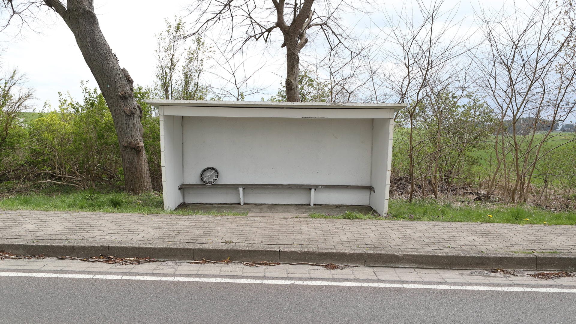 Wo nur Radkappen auf Busse warten: Haltestelle in der Uckermark.