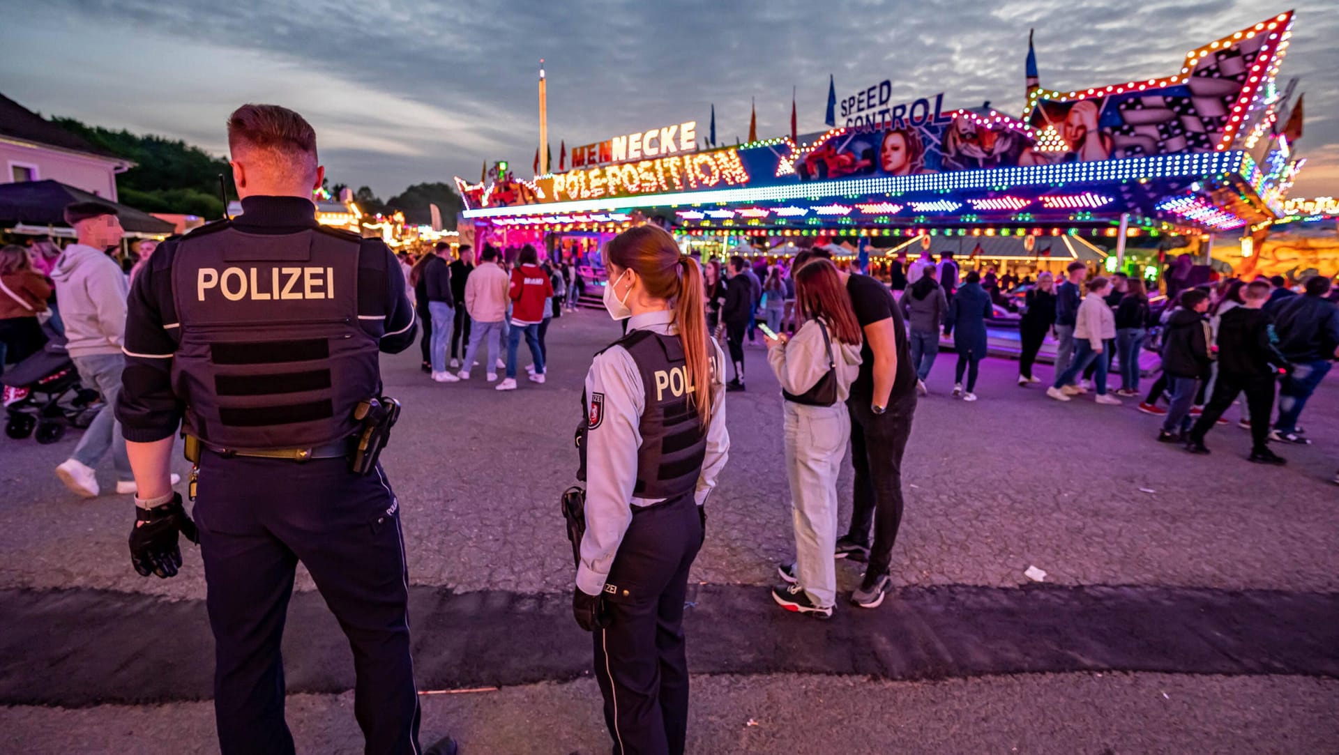 Polizisten auf der Lüdenscheider Kirmes: Hier ist ein Mann getötet worden.