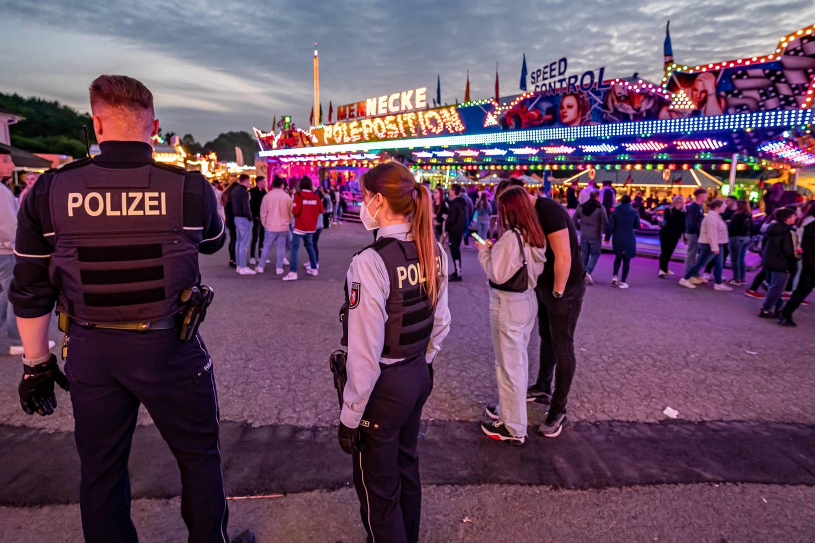 Polizisten auf der Lüdenscheider Kirmes: Hier ist ein Mann getötet worden.