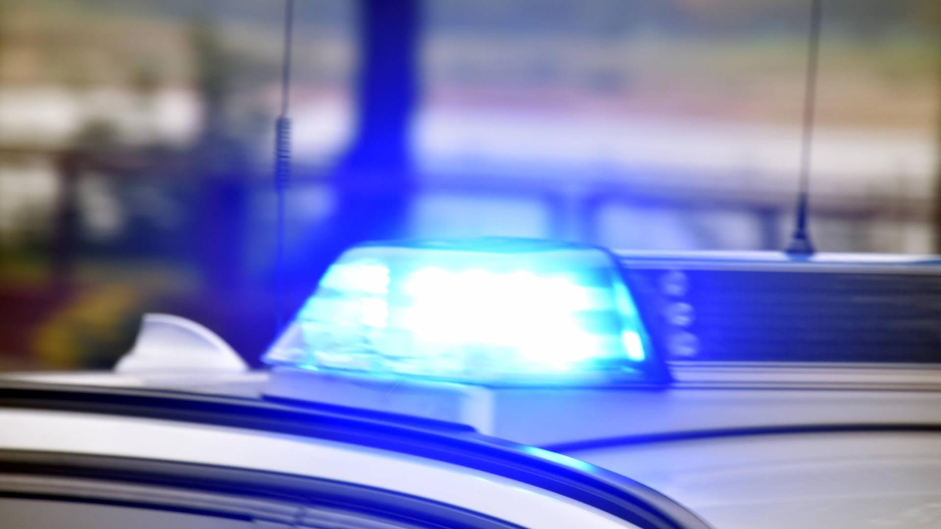 Blaulicht an einem Polizeiwagen: 15 Streifenteams fahndeten nach den Angreifern. Blaulicht an einem Polizeiwagen: 15 Streifenteams fahndeten nach den Angreifern.