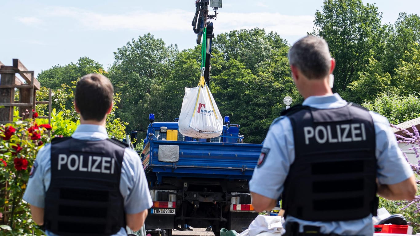 Polizisten vor einer Gartenlaube in Münster: Die Laube war Tatort von etlichen Fällen von Kindesmissbrauch, mittlerweile wurde sie abgerissen. (Archivfoto)
