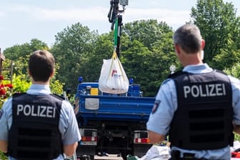 Polizisten vor einer Gartenlaube in Münster: Die Laube war Tatort von etlichen Fällen von Kindesmissbrauch, mittlerweile wurde sie abgerissen. (Archivfoto)