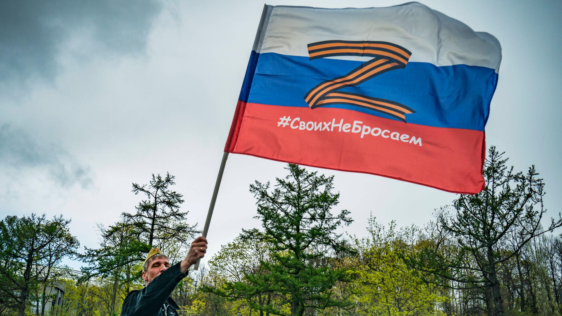Demonstrant mit Z-Flagge in Moskau: Das Zeigen des Symbols kann in Deutschland strafbar sein. (Symbolfoto) Demonstrant mit Z-Flagge in Moskau: Das Zeigen des Symbols kann in Deutschland strafbar sein. (Symbolfoto)